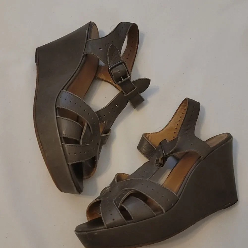 Co op barney's New York wedges 8.5‎